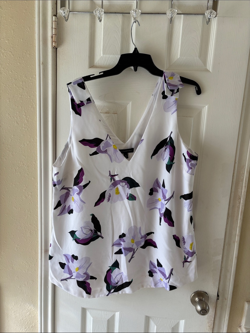 Banana Republic fully lined sleeveless top. EUC